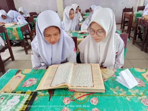 Tadarus Al Quran siswa SMKN 3 Padangsidimpuan 