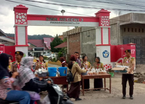 Ramadhan berbagi, SMKN 3 Padangsidimpuan Bagi-Bagi Takjil